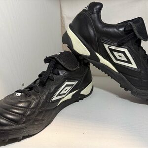 Umbro Black and White Turf Soccer Shoes men’s size 9.5